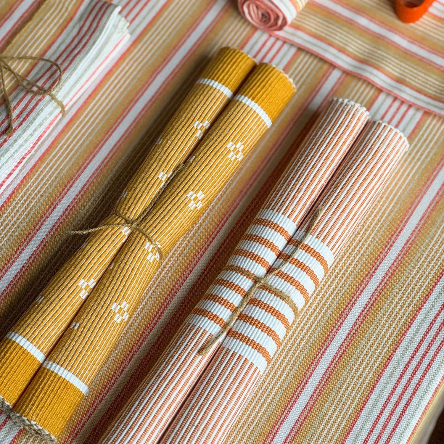 Gerollte Pratzsets im Nordic Style von Recycled by Wille mit roten Streifen, mit weißen Streifen