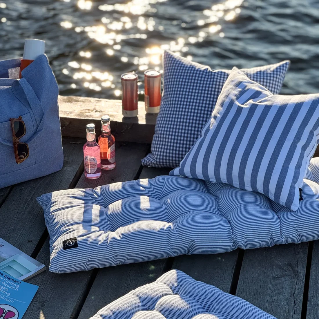 Blaue Kissen in weißen Streifen im Nordic Style am Meer von Recycled by Wille